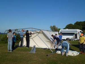Jugendgruppe Zeltaufbau - Copyright: Bernd Hirschmann